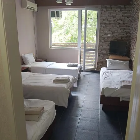Hunters 40 Lakes - Back To Basic Hostel *